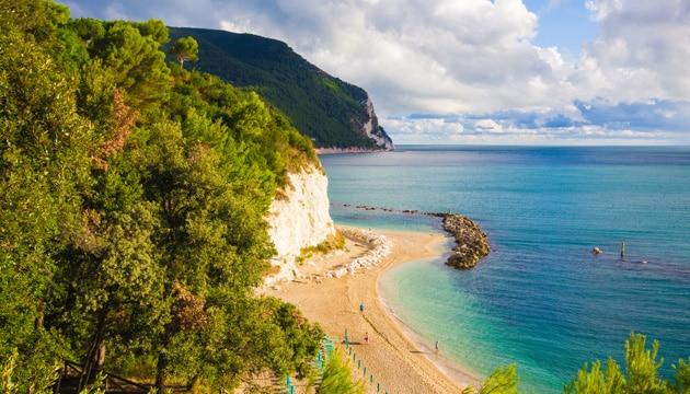 Marche's most beautiful beaches 2023: top 10 unusual places to go to the sea